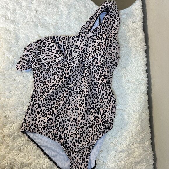Tops - Women’s Cheetah Black Mock neck  Swimsuit Size Medium